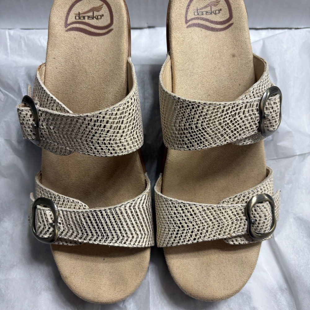 Dansko Sophie Size 40 Cream Leather Straps Buckle Comfort Wedge Sandals Summer - Picture 4 of 11